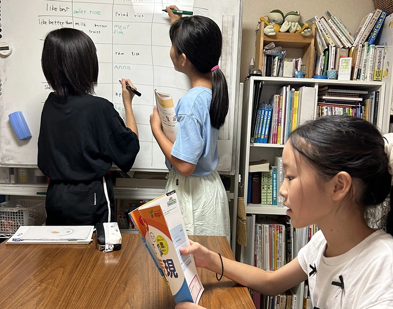 お友達の言ったことを書きとっています